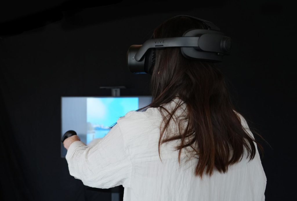 Femme avec casque de réalité virtuelle